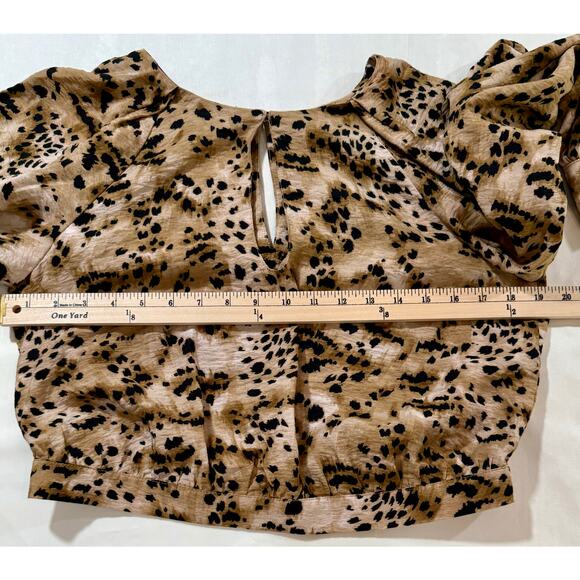 Banana Republic Cropped Animal Pring Keyhole Top Size Medium (035) - Picture 10 of 12